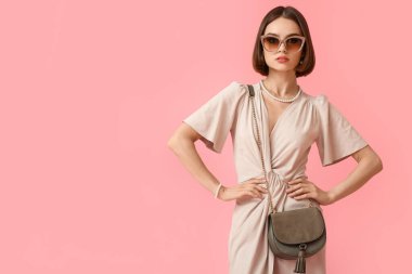 Renkli aksesuarları olan genç bir kadın.