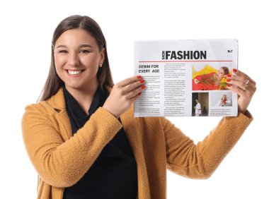 Beyaz arka planda gazetesi olan hırkalı güzel bir kadın.