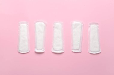 Pembe arka planda adet pedleri