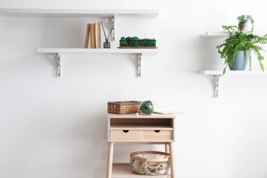 Dekoratif yosun ve sepetli stand-up masası