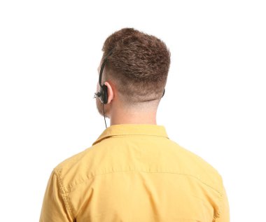 Beyaz arka planda kulaklıklı çağrı merkezinin yakışıklı danışmanı