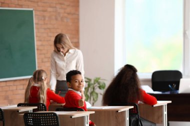 Sınıfta öğretmenlik dersi.