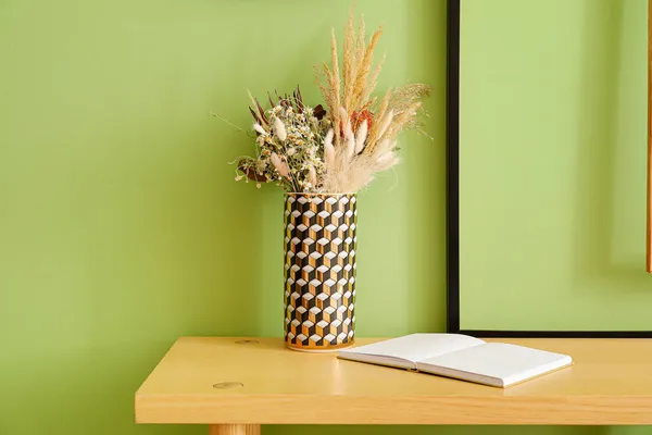 Βάζο Αποξηραμένα Λουλούδια Και Ανοιχτό Βιβλίο Ξύλινο Πάγκο Κοντά Πράσινο — Φωτογραφία Αρχείου