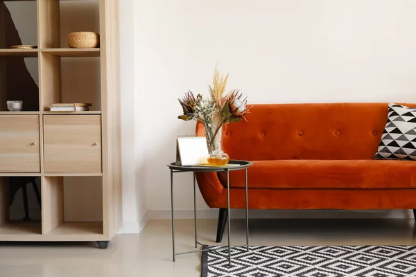 Innenraum Des Wohnzimmers Mit Rotem Sofa Und Getrockneten Blumen Der — Stockfoto