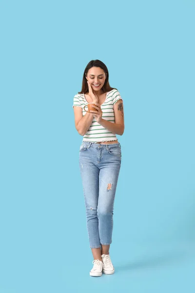 Mooie Vrouw Met Kopje Koffie Kleur Achtergrond — Stockfoto