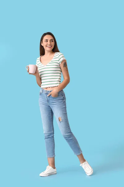 Mooie Vrouw Met Kopje Koffie Kleur Achtergrond — Stockfoto