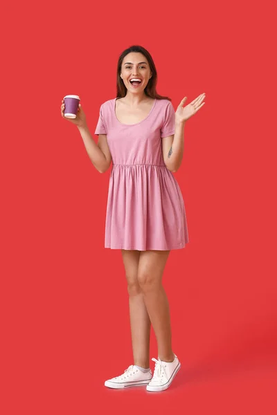 Счастливая Женщина Чашкой Кофе Цветном Фоне — стоковое фото