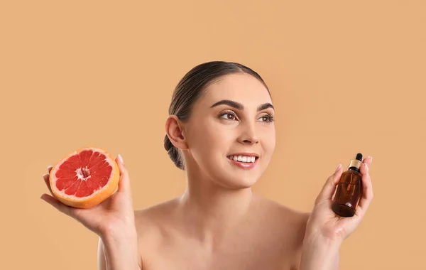 Smiling Woman Holding Grapefruit Bottle Essential Oil Color Background — Stock Photo, Image