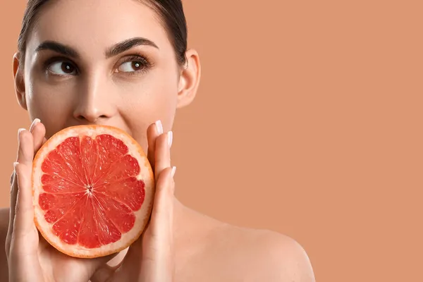 Woman Grapefruit Color Background — Stock Photo, Image
