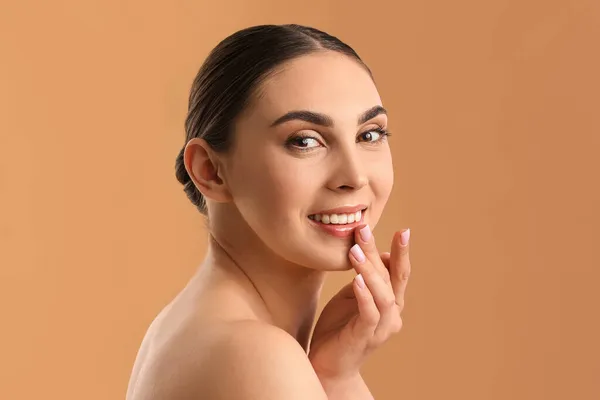 Mujer Sonriente Con Hermosa Manicura Maquillaje Desnudo Sobre Fondo Color — Foto de Stock