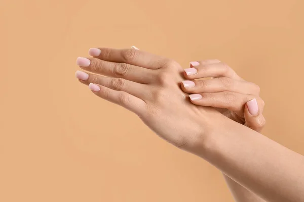 Mujer Con Hermosa Manicura Aplicando Aceite Esencial Mano Contra Fondo — Foto de Stock