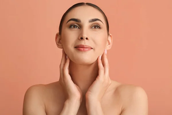 Hermosa Mujer Tocando Cuello Sobre Fondo Color — Foto de Stock