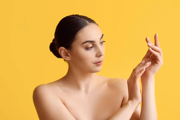 Mujer Con Maquillaje Desnudo Hermosa Manicura Sobre Fondo Color — Foto de Stock