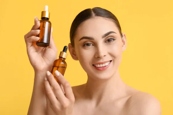 Vacker Kvinna Med Frisk Hud Hålla Flaskor Med Eterisk Olja — Stockfoto