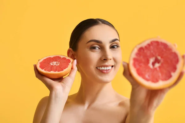 Happy Woman Juicy Cut Grapefruit Color Background — Stock Photo, Image