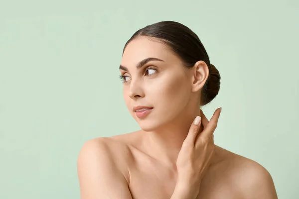 Hermosa Mujer Con Maquillaje Desnudo Tocando Cuello Fondo Color — Foto de Stock