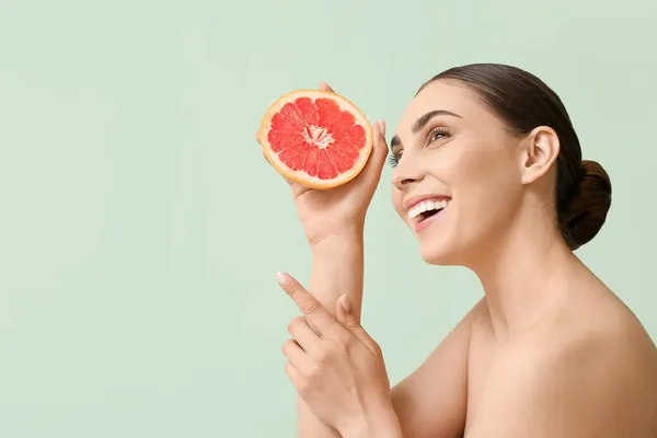 Happy Woman Holding Grapefruit Pointing Something Color Background — Stock Photo, Image