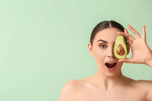 Überraschte Frau Mit Frischer Avocado Auf Farbigem Hintergrund — Stockfoto
