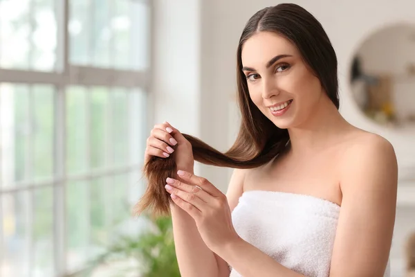 Mulher Bonita Aplicando Óleo Essencial Seu Cabelo Banheiro — Fotografia de Stock