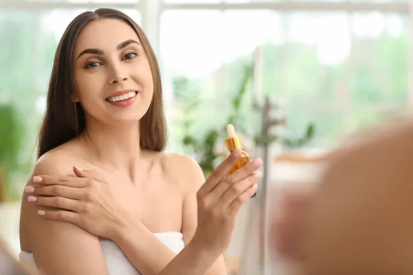 Joven Hermosa Mujer Con Botella Aceite Esencial Baño — Foto de Stock