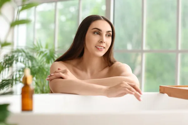 裸の女性とともに健康な肌でバスルーム — ストック写真