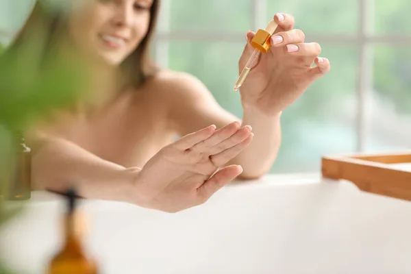 Mulher Bonita Aplicando Óleo Essencial Mão Banheiro Close — Fotografia de Stock