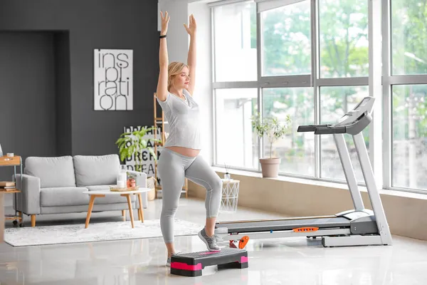 Young Pregnant Woman Training Aerobic Stepper Home — Stock Photo, Image