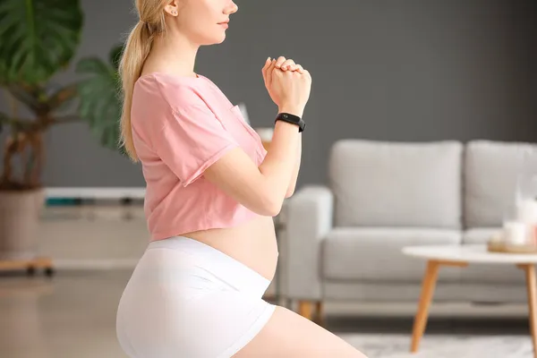 Sporty Pregnant Woman Training Home — Stock Photo, Image