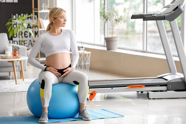 Sporty Pregnant Woman Training Fitball Home — Stock Photo, Image