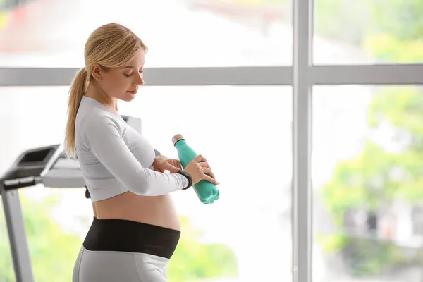 Young Pregnant Woman Smartwatch Bottle Water Gym — Stock Photo, Image