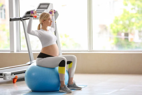 Mujer Embarazada Joven Entrenando Con Pesas Fitball Gimnasio — Foto de Stock