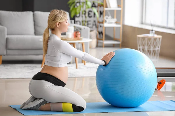 在家里训练体格健壮的孕妇 — 图库照片