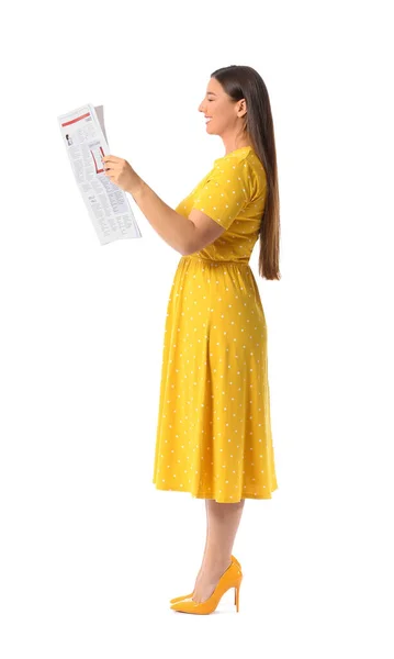 Mulher Bonita Vestido Amarelo Ler Jornal Fundo Branco — Fotografia de Stock