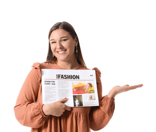 Mujer Joven Sonriente Con Periódico Mostrando Algo Sobre Fondo Blanco — Foto de Stock