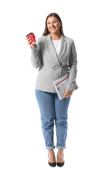 Lächelnde Geschäftsfrau Mit Tasse Kaffee Und Zeitung Auf Weißem Hintergrund — Stockfoto