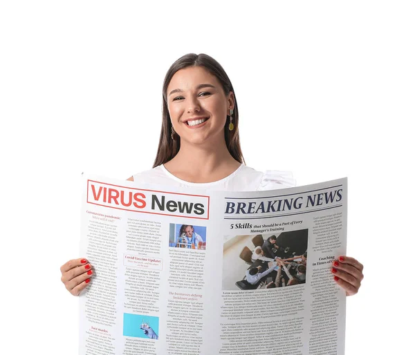 Sorrindo Jovem Mulher Com Jornal Sobre Fundo Branco — Fotografia de Stock