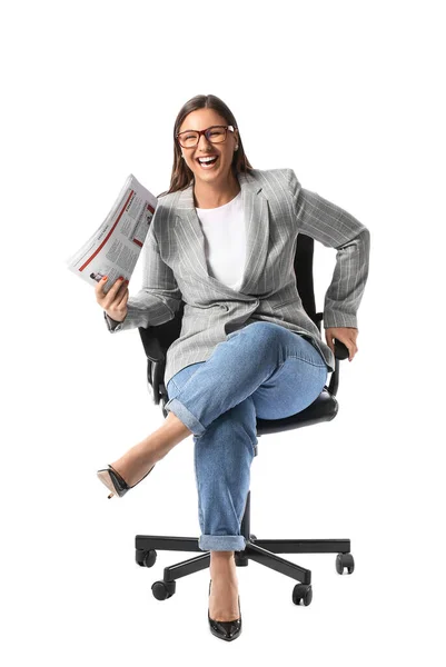 Empresária Feliz Com Jornal Sentado Cadeira Fundo Branco — Fotografia de Stock