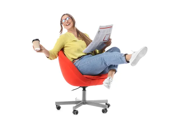 Glückliche Junge Frau Mit Zeitung Und Tasse Kaffee Sitzt Stuhl — Stockfoto