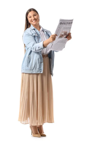 Молодая Женщина Джинсовой Куртке Читает Газету Белом Фоне — стоковое фото