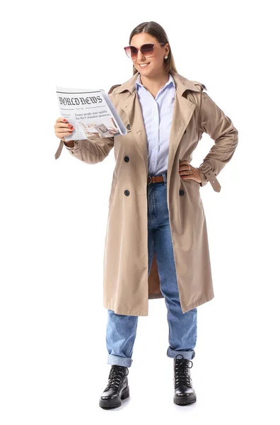 身穿白底大衣的年轻女子看报纸 — 图库照片