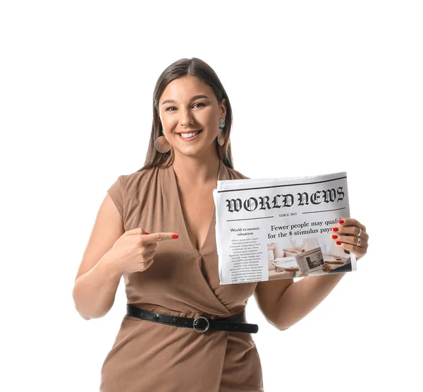 Empresária Sorridente Apontando Para Jornal Fundo Branco — Fotografia de Stock