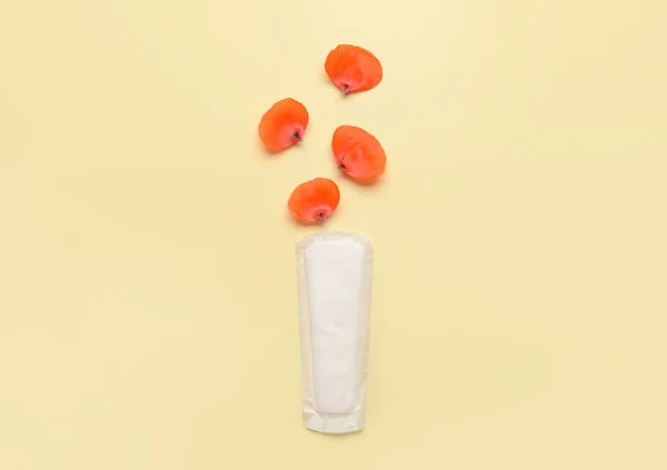 Podkładka Menstruacyjna Płatki Maku Żółtym Tle — Zdjęcie stockowe