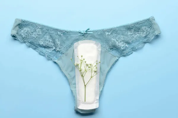 Menstruacja Majtki Kwiaty Niebieskim Tle — Zdjęcie stockowe