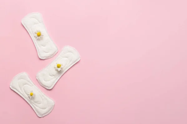 Bantalan Menstruasi Dan Bunga Chamomile Pada Latar Belakang Merah Muda — Stok Foto