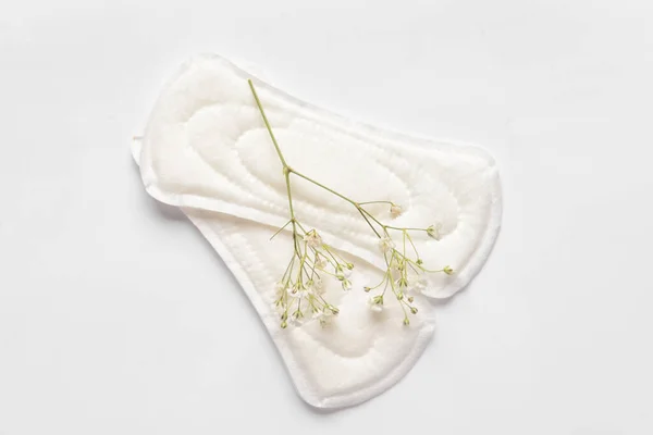 Bantalan Menstruasi Dan Bunga Gipsophila Pada Latar Belakang Putih — Stok Foto