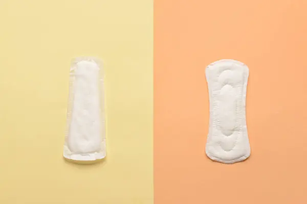 Almohadillas Menstruales Sobre Fondo Amarillo — Foto de Stock