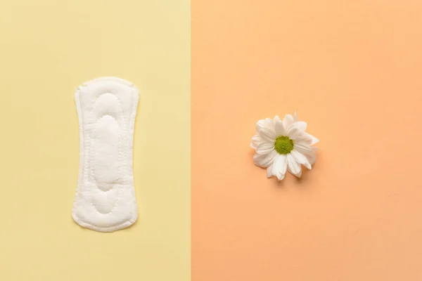 Menstruationspad Und Kamillenblüte Auf Farbigem Hintergrund — Stockfoto