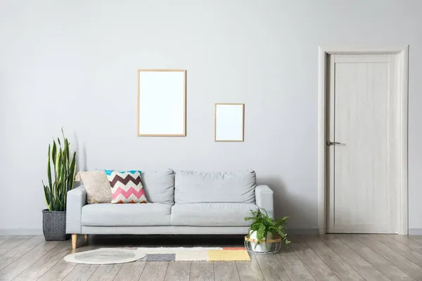 Interior Del Salón Luminoso Con Sofá Gris Marcos Blanco — Foto de Stock