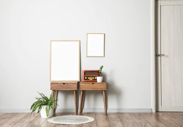 Tables Retro Radio Receiver Blank Frames Houseplants Light Wall — Stock Photo, Image