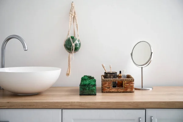 Wadah Dengan Lumut Dekoratif Keranjang Dan Cermin Atas Meja Kamar — Stok Foto